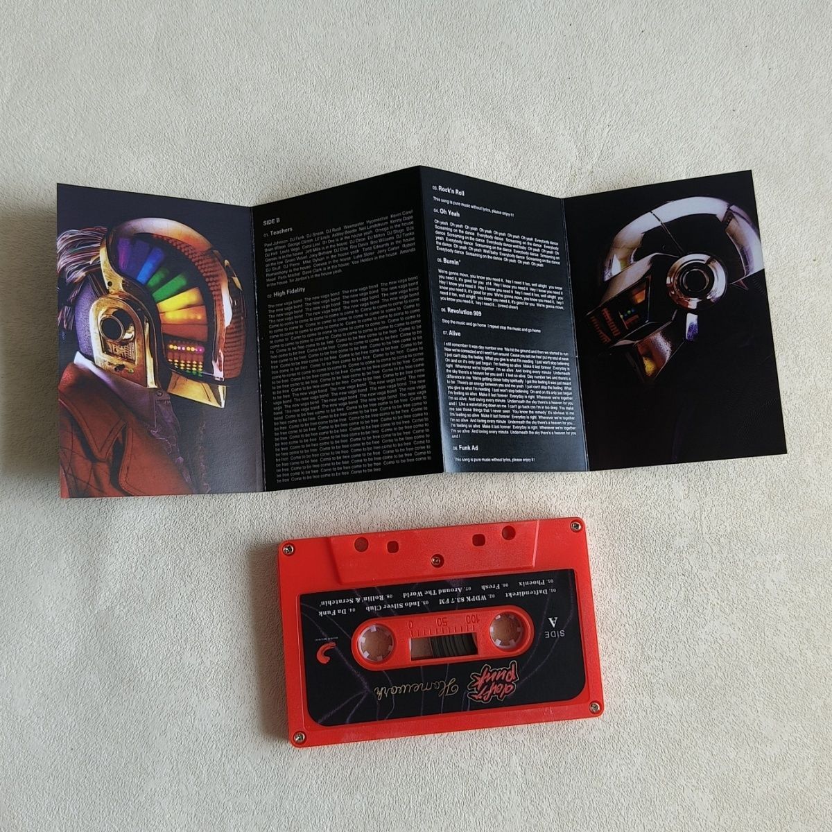 Red Retro Cassette Western Ele - Books recension och pris